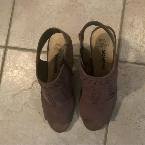 Open toed heeled sandals - Picture 2 of 3